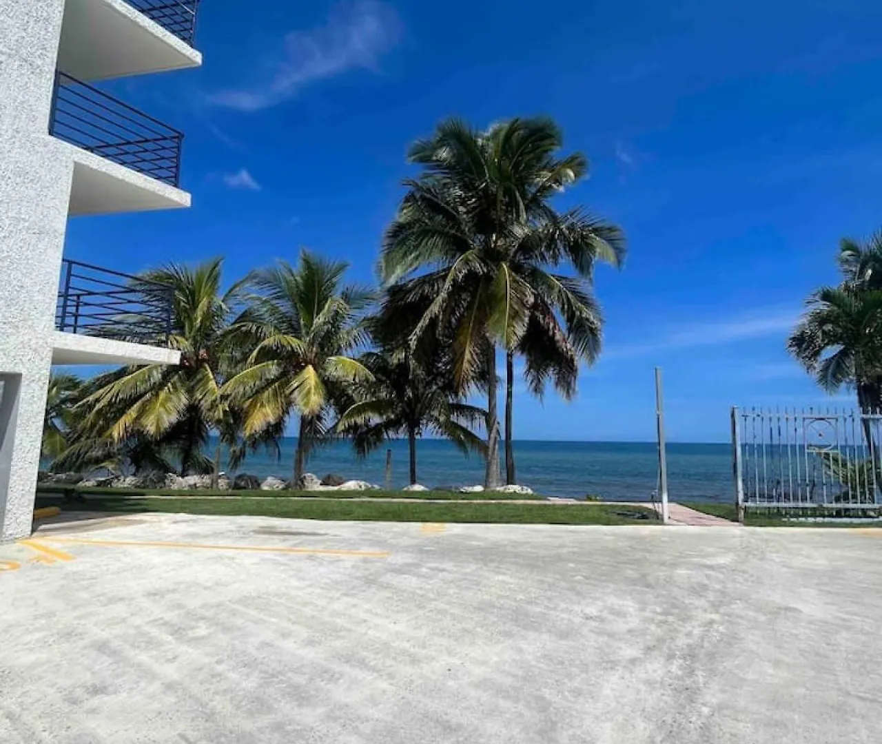 Beachfront Luxury Apartment Aguada